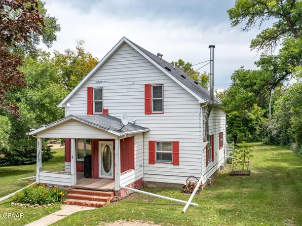 112 N 3rd St, Niagara, ND 58266