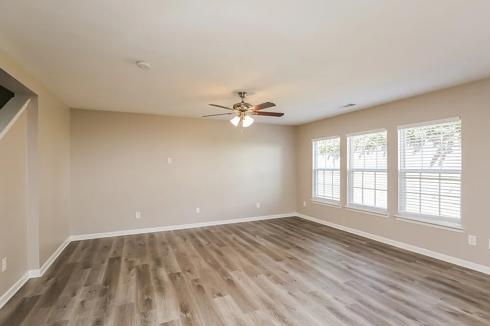 3 bed, 2.5 bath, 2041 sqft, $2,255 — Photo 4