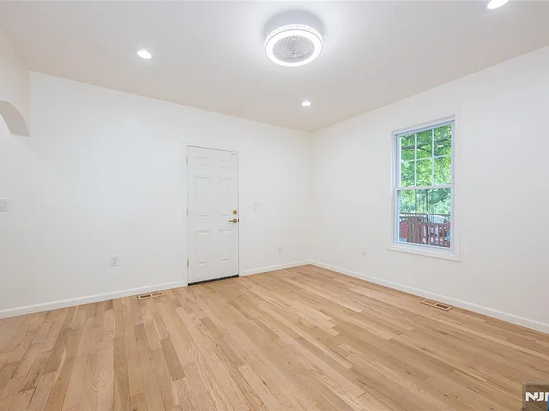 231 Waverly Pl — Photo 12