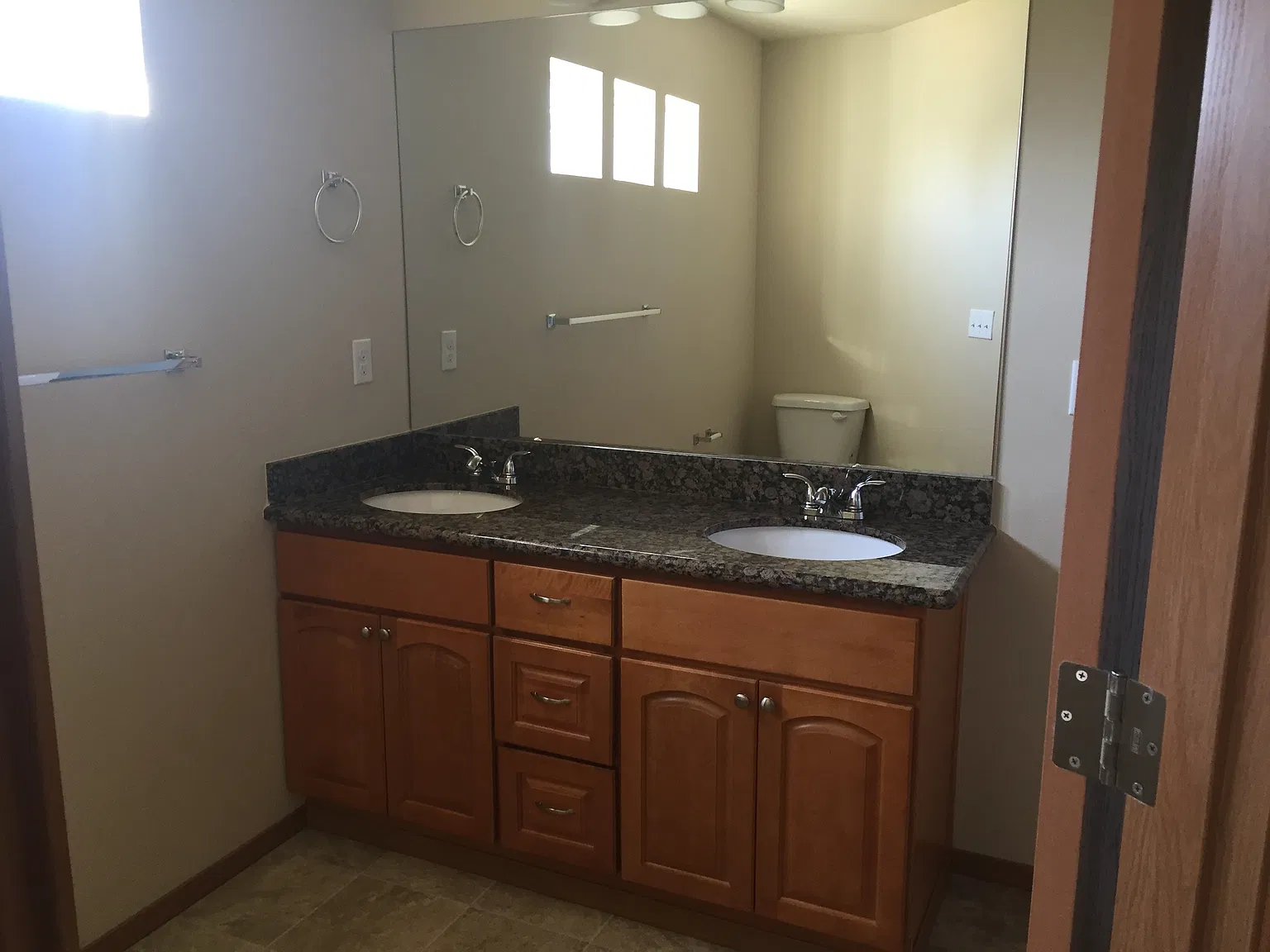 3 bed, 2.5 bath, 1400 sqft, $2,400 — Photo 3