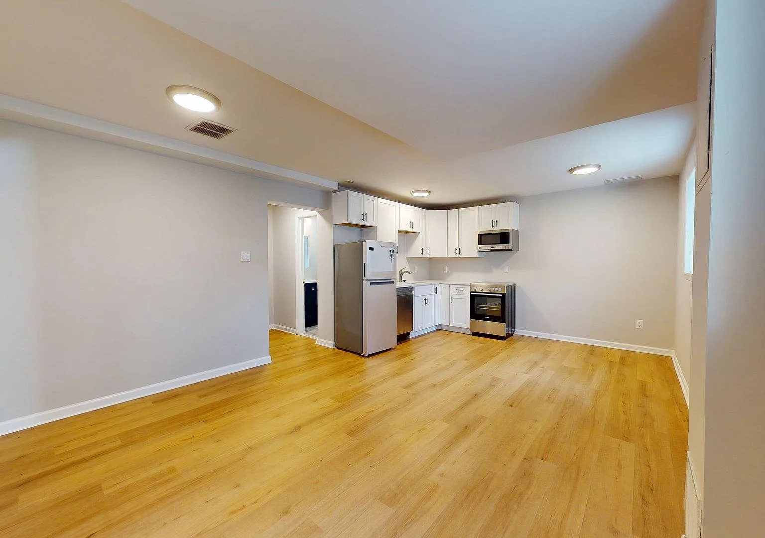 2 bed, 1.0 bath, 2112 sqft, $2,800 — Photo 3