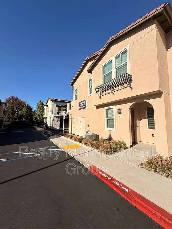 3 bed, 3.0 bath, 1440 sqft, $4,100 — Photo 1
