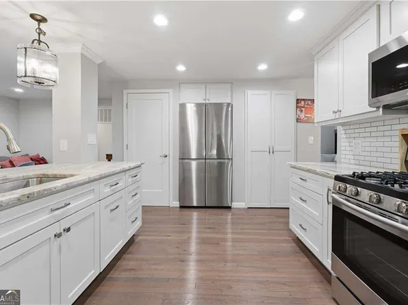 9715 N Pond Cir, Roswell, GA 30076