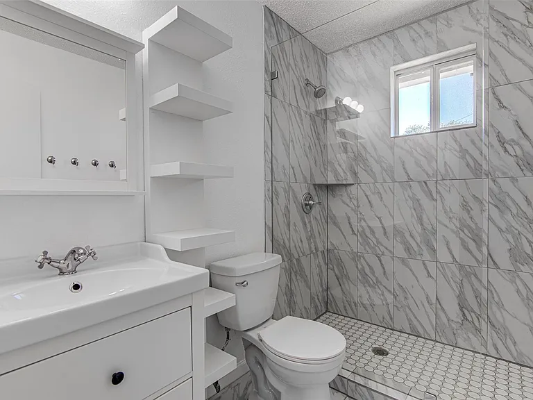 912 Catalpa St — Photo 5