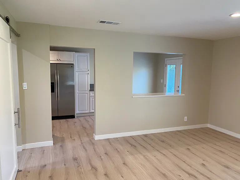 Easy access from Kitchen / Breakfast to main area