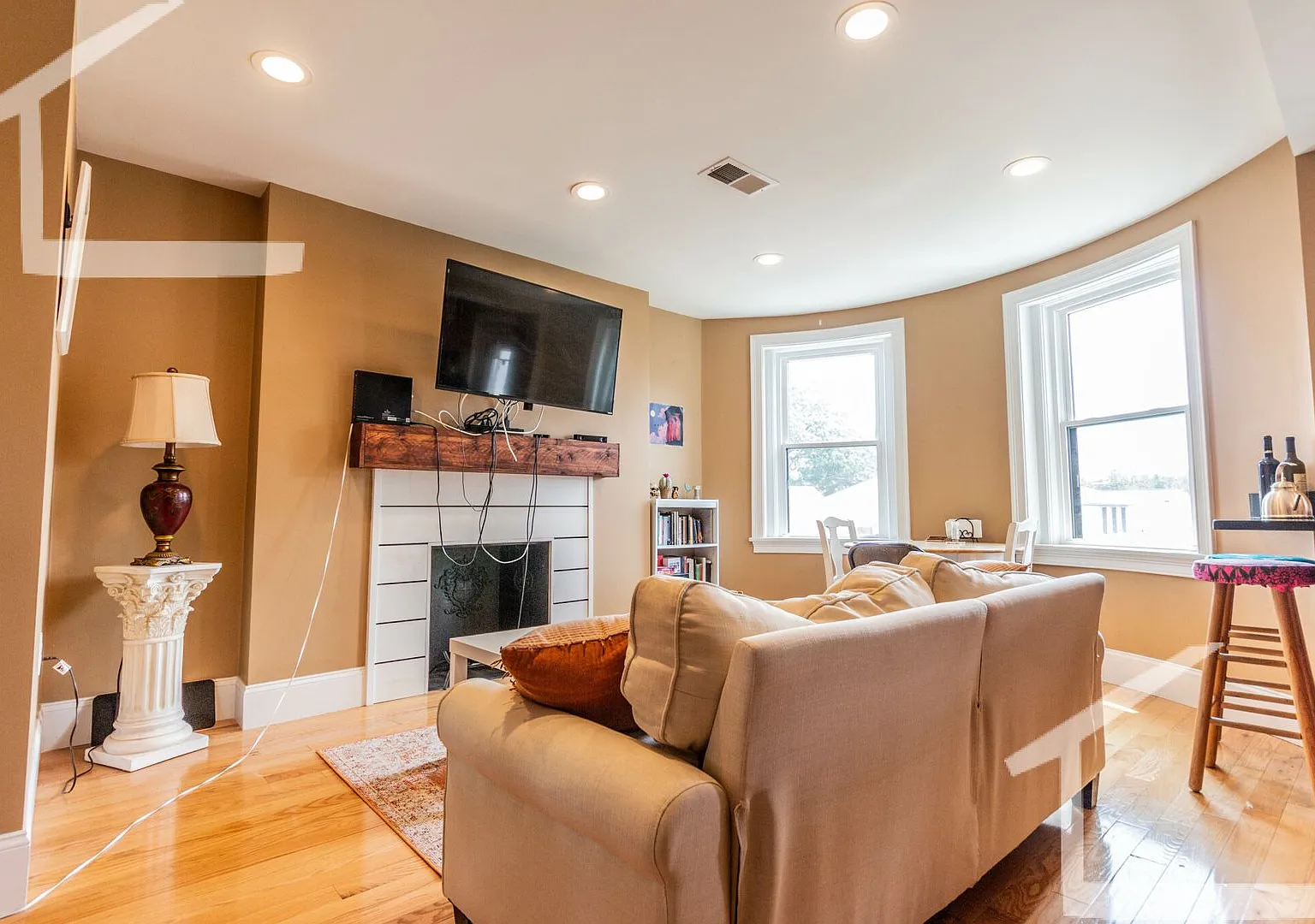 Amazing 4 bed 2 bath in Brookline. Recently Renovated. — Photo 1
