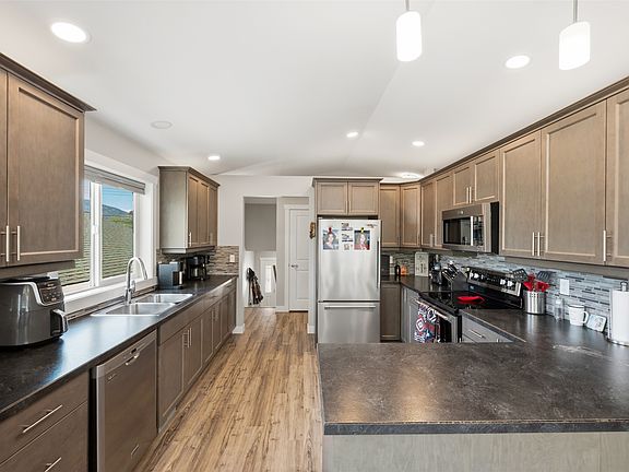 3rd image of 28 Huth Ave