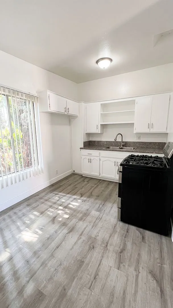 2 bed, 1.0 bath, 770 sqft, $2,277 — Photo 2