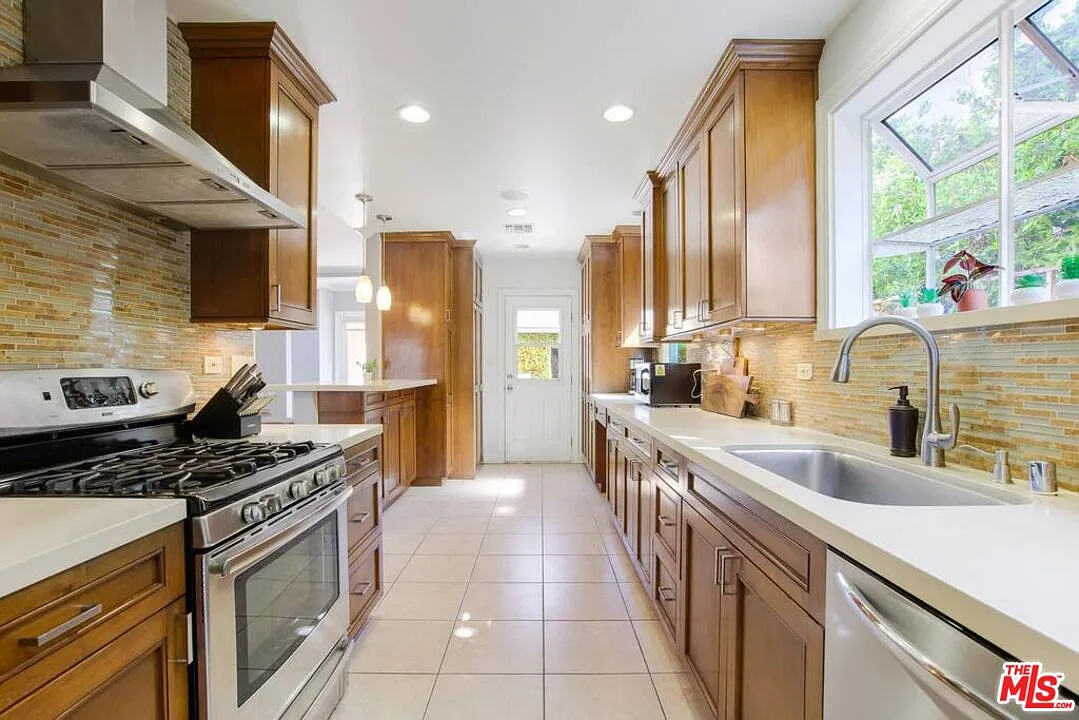 3 bed, 3.0 bath, 2009 sqft, $10,000 — Photo 3