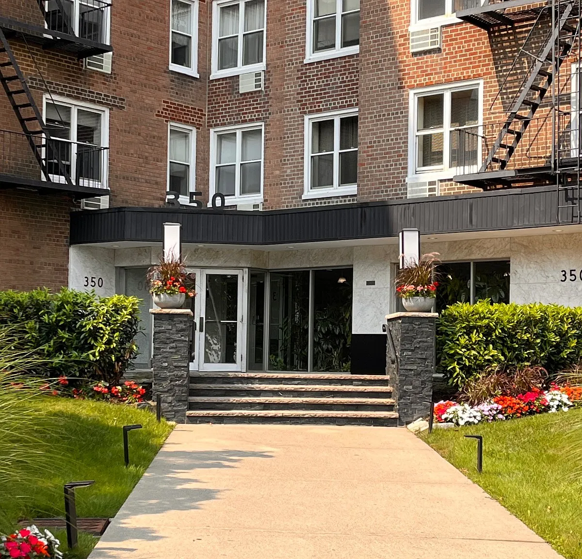 1 bed, 1.0 bath, 842 sqft, $2,200 — Photo 1