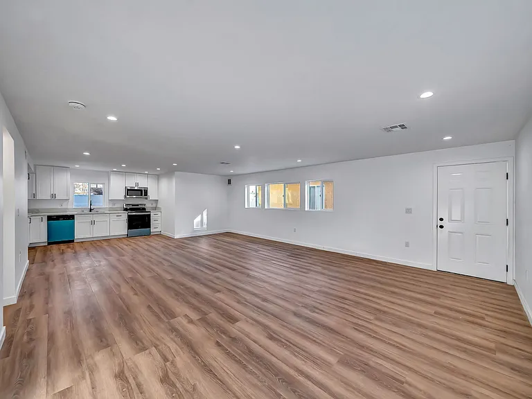 11845 Hamlin St — Photo 21