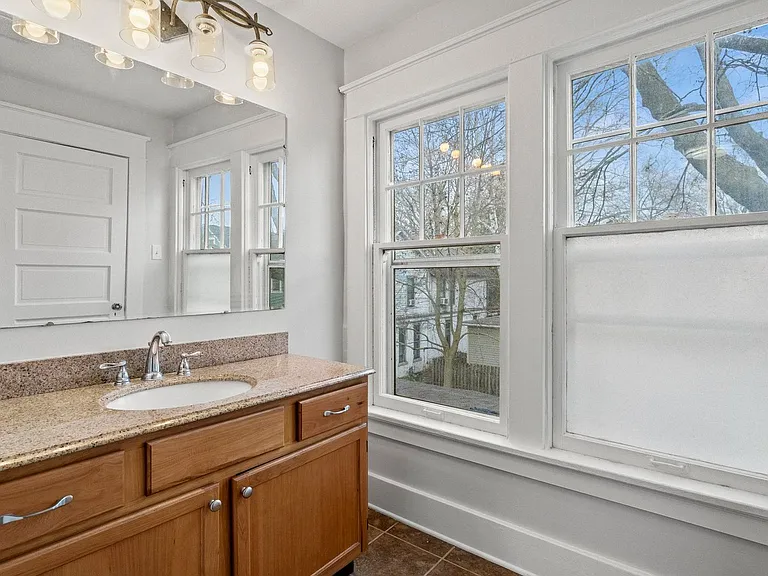 1213 W Jefferson Blvd — Photo 26