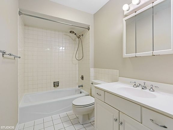 4th image of 1330 N Lasalle St #106