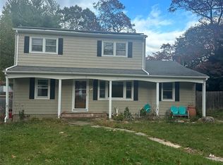 9 Phoenix Rd, Rocky Point, NY 11778