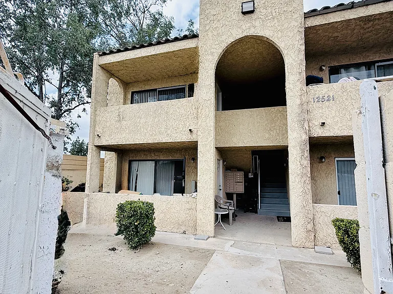 12521 Saticoy St #4 — Photo 20