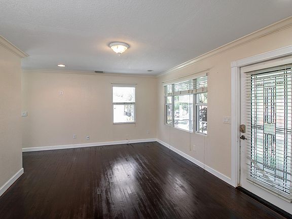 3rd image of 932 Francis St