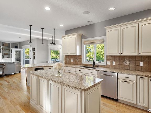 4th image of 6411 Woodland Ct