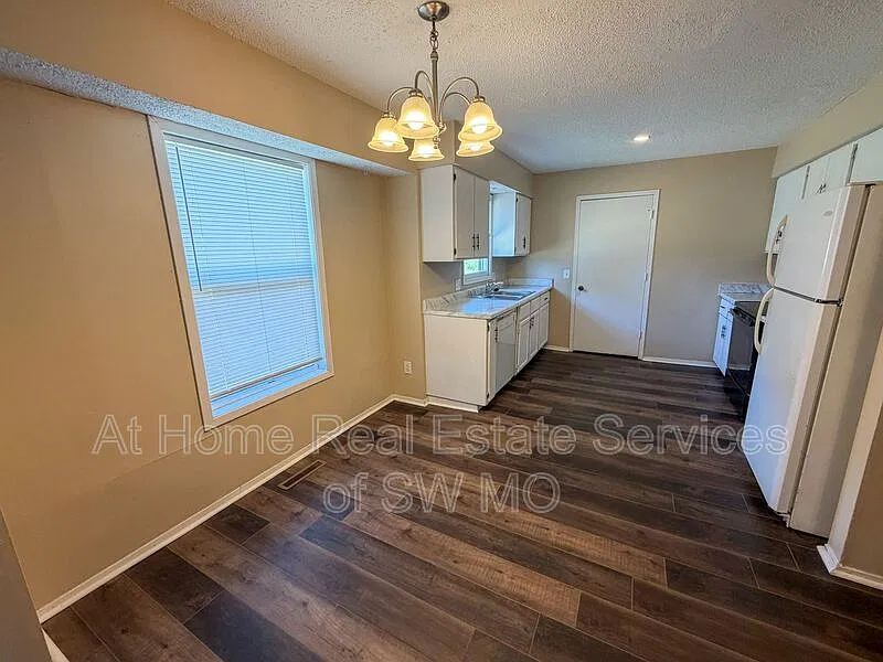 2 bed, 1.0 bath, 1072 sqft, $930 — Photo 4