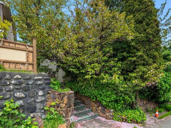 451 8th Ave E, New Westminster, BC V3L 4K9