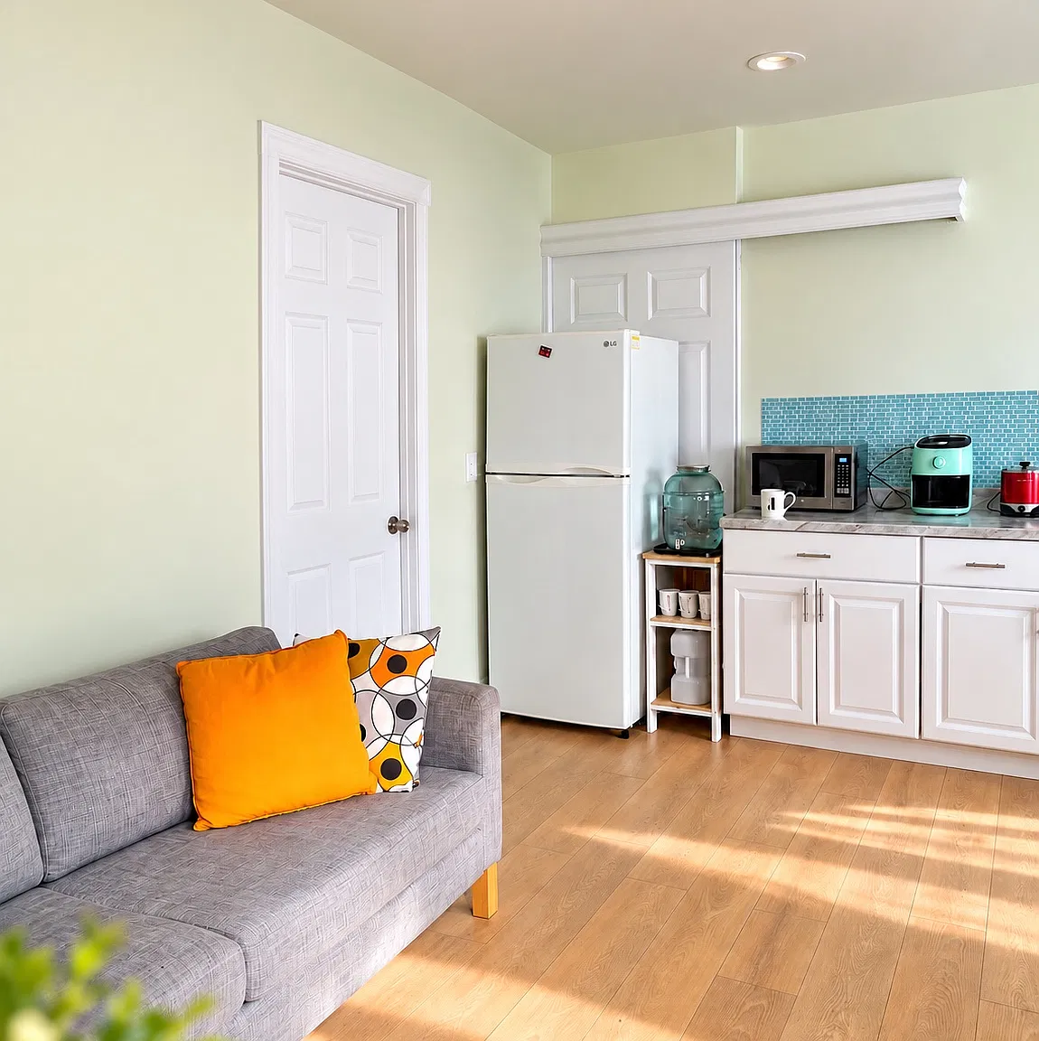 2 bed, 700 sqft, $2,200 — Photo 1
