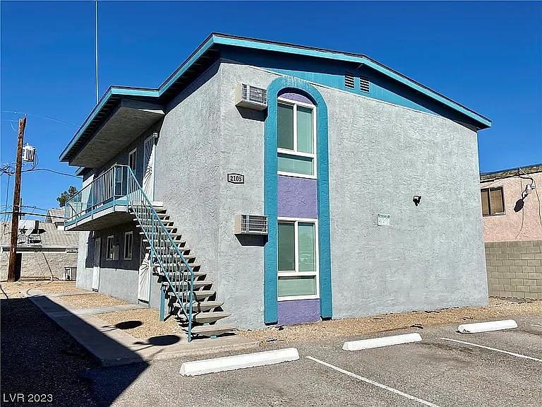 2105 N Webster St — Photo 1