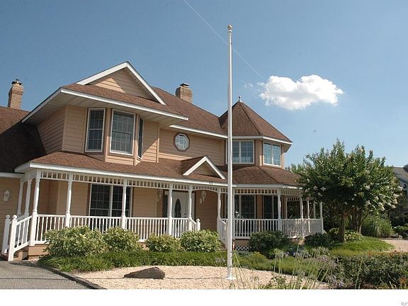 Great drive up appeal and flag pole to celebrate the holidays.