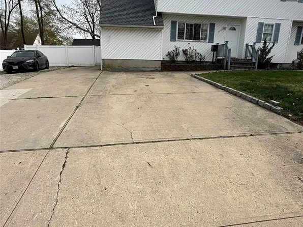 480 Saint Johns St, Central Islip, NY 11722