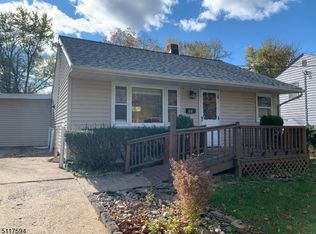40 Hawthorne Dr, Somerset, NJ 08873