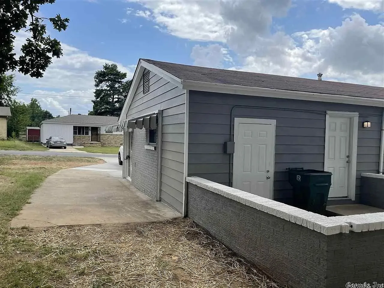 3 bed, 1.0 bath, 1218 sqft, $1,050 — Photo 2