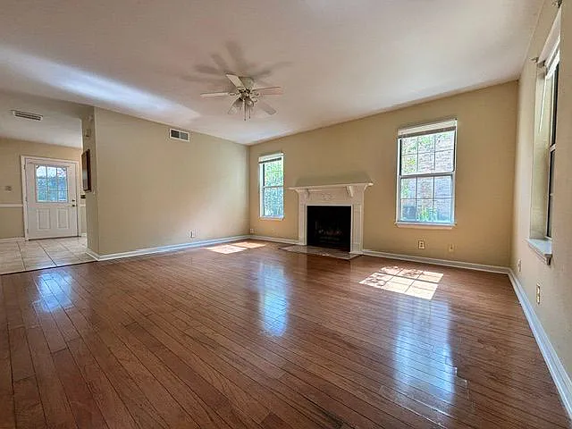 211 Hillside Ct — Photo 12