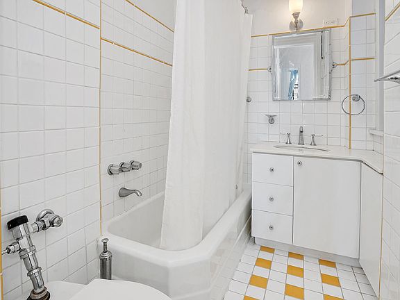 4th image of 116 W 72nd St APT 9A