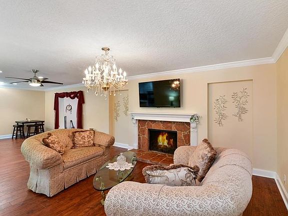 3rd image of 870 E Wildmere Ave