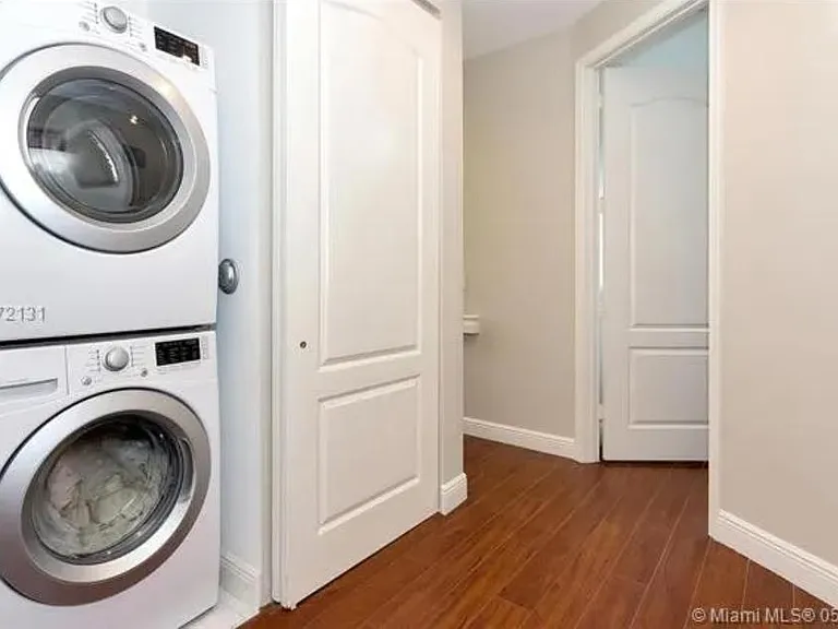 583 NW 35th Pl — Photo 13