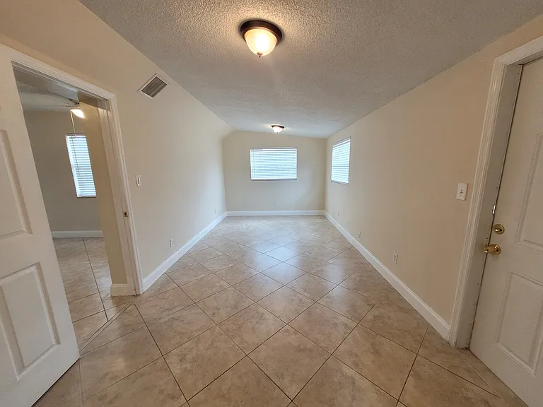 1701 NE 42nd Ct — Photo 10