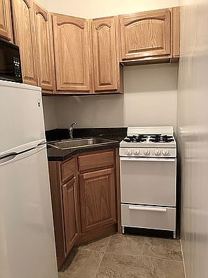 5th image of 306 W 51st St APT 6C