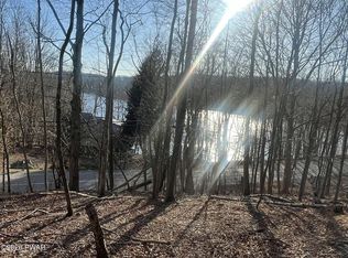 545 Lakeview Dr E, Lake Ariel, PA 18436