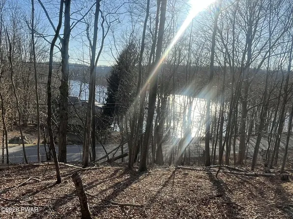 545 Lakeview Dr E, Lake Ariel, PA 18436