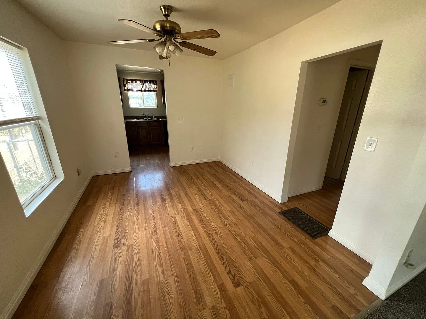 Charming Comfort 3 bedroom 1 bathroom house — Photo 4