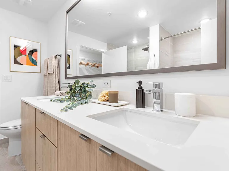 NW 6th Ave — Photo 8