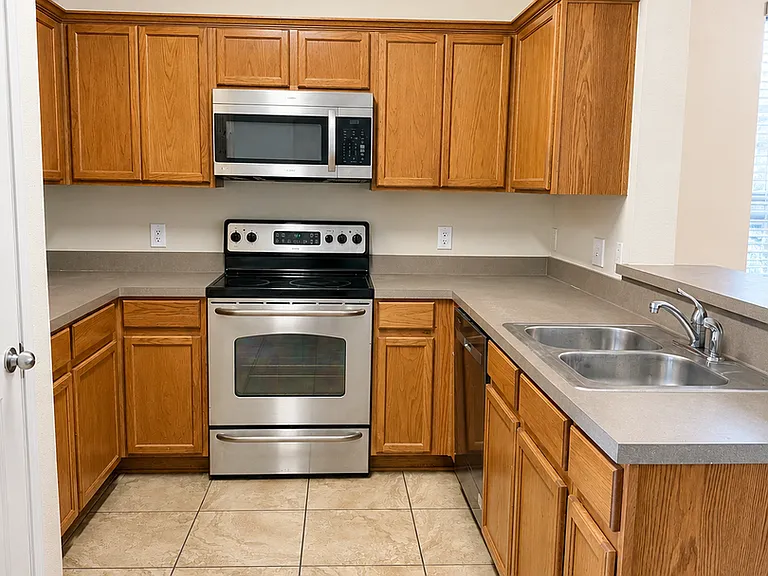 10633 Traymore Dr — Photo 4
