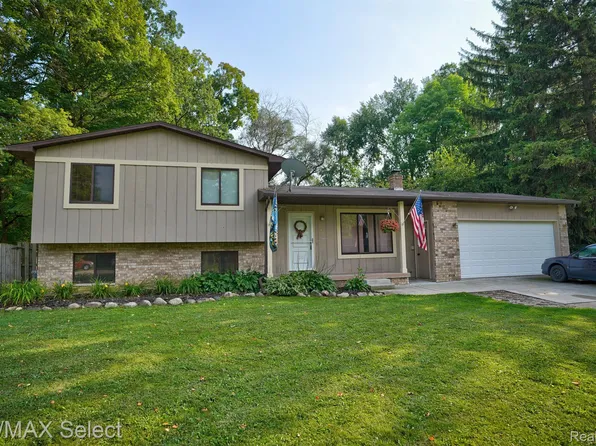 4400 Thornapple Cir, Burton, MI 48509