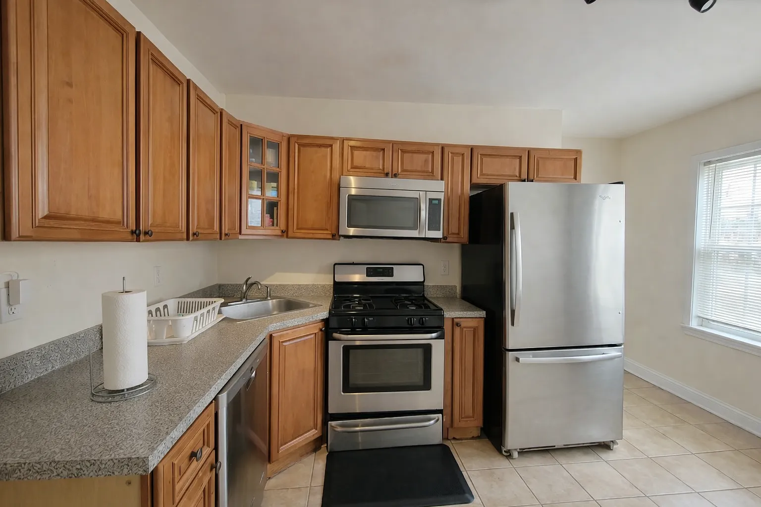 5 bed, 2.5 bath, 2000 sqft, $4,186 — Photo 1