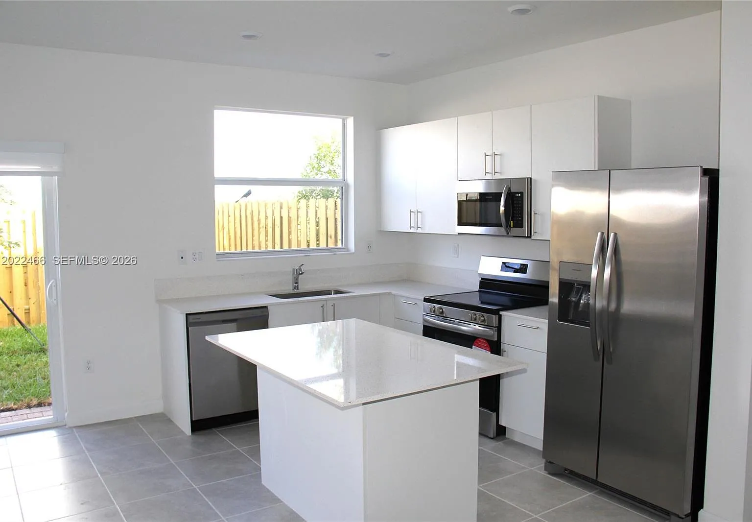 3 bed, 3.0 bath, 1328 sqft, $2,500 — Photo 4