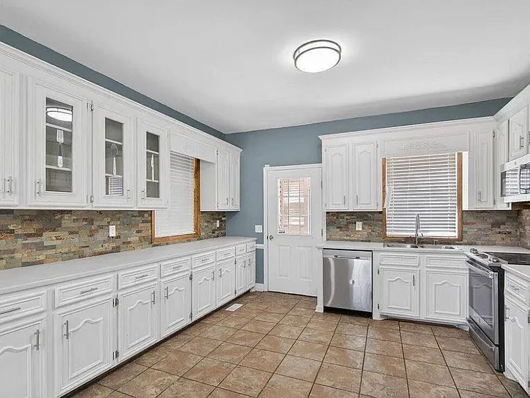 1032 Lynch Rd — Photo 9