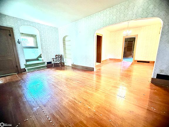 5th image of 403 11th St N