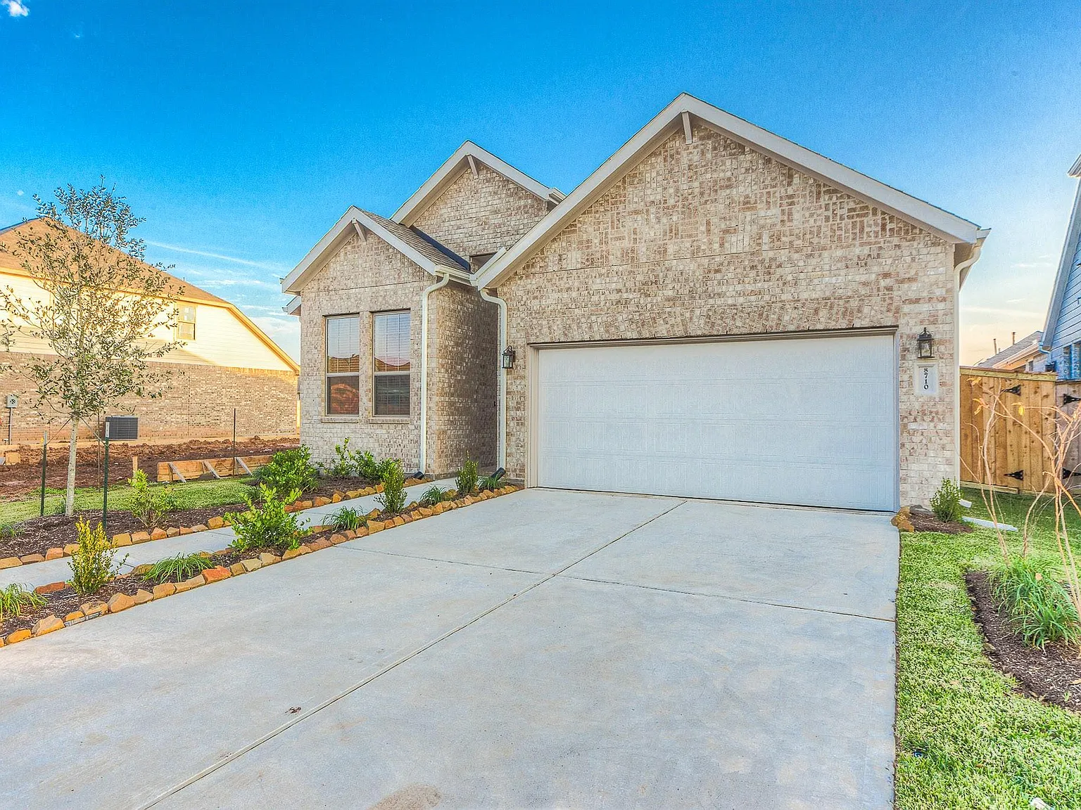 4 bed, 3.0 bath, 2051 sqft, $3,900 — Photo 2