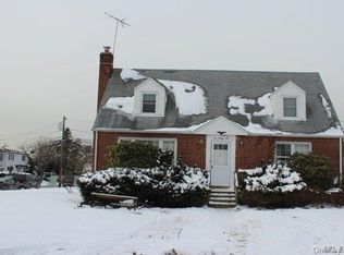 692 Park Ln S, Franklin Square, NY 11010