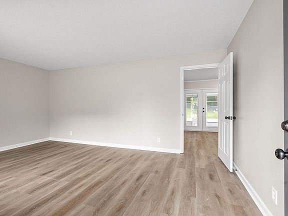 4th image of 129 James Dr