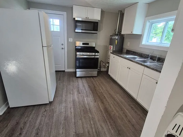 542 Woodford Ave — Photo 8