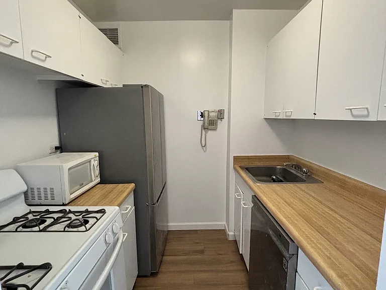 220 E 65th St #12D — Photo 7
